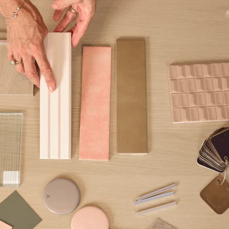 Materiaalstalen op tafel in de showroom