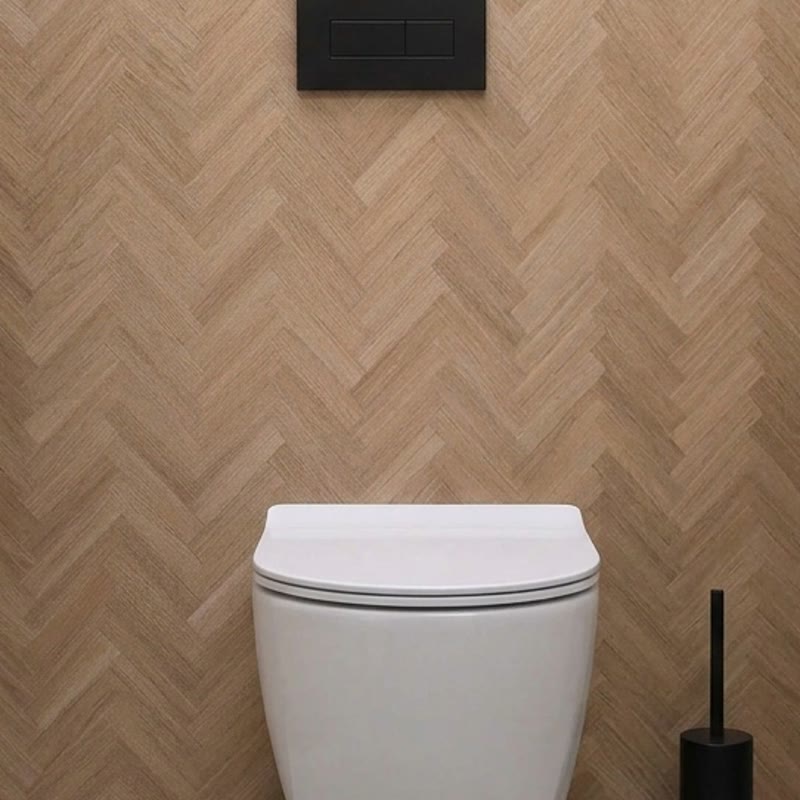 Hangtoilet met inbouwreservoir en bedieningsplaat, houten wandafwerking