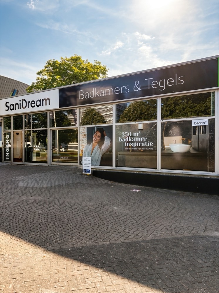 Entree van de showroom aan de Industriestraat in Enschede