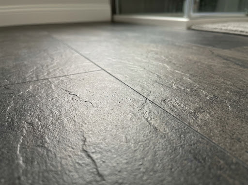 Detail van een PVC-vloer in leisteenlook